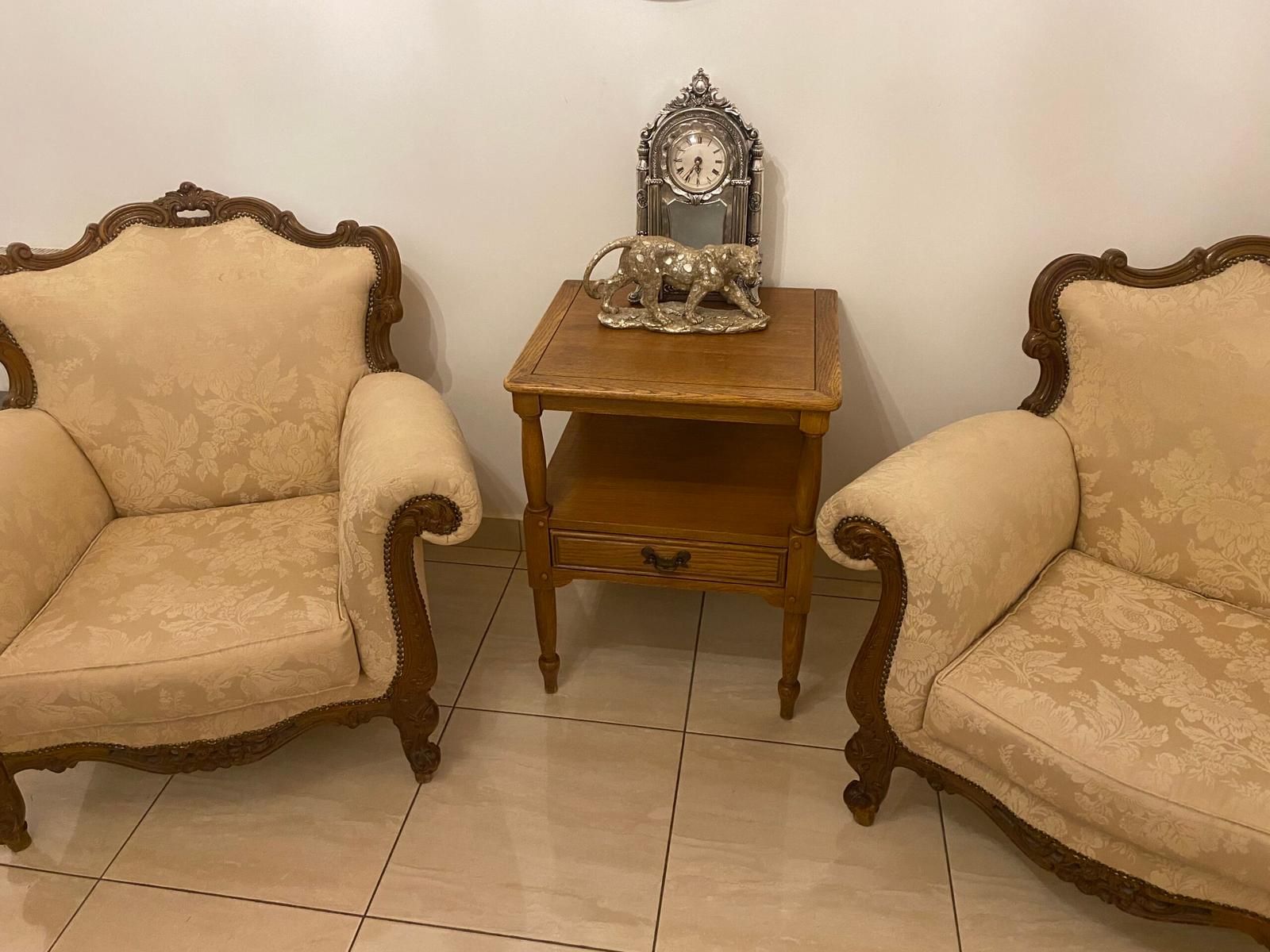 Wooden side table / occassion table for sale in excellent condition