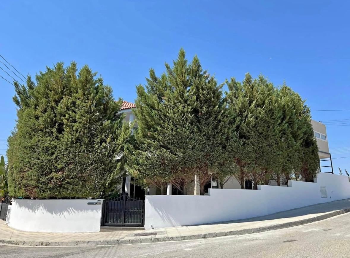 🏡 Corner 3 bedroom house