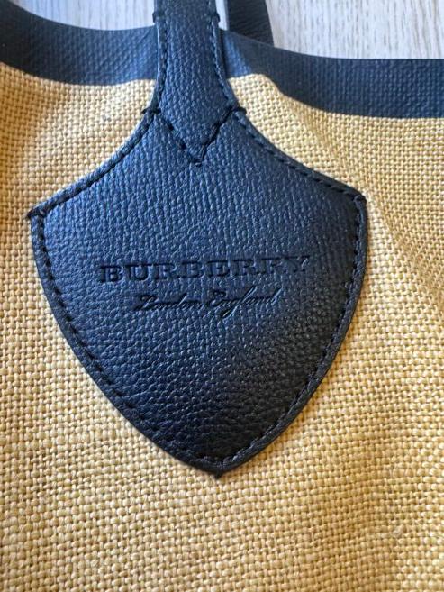 Αυθεντική Τσάντα Burberry Designer – Άριστη Κατάστασης