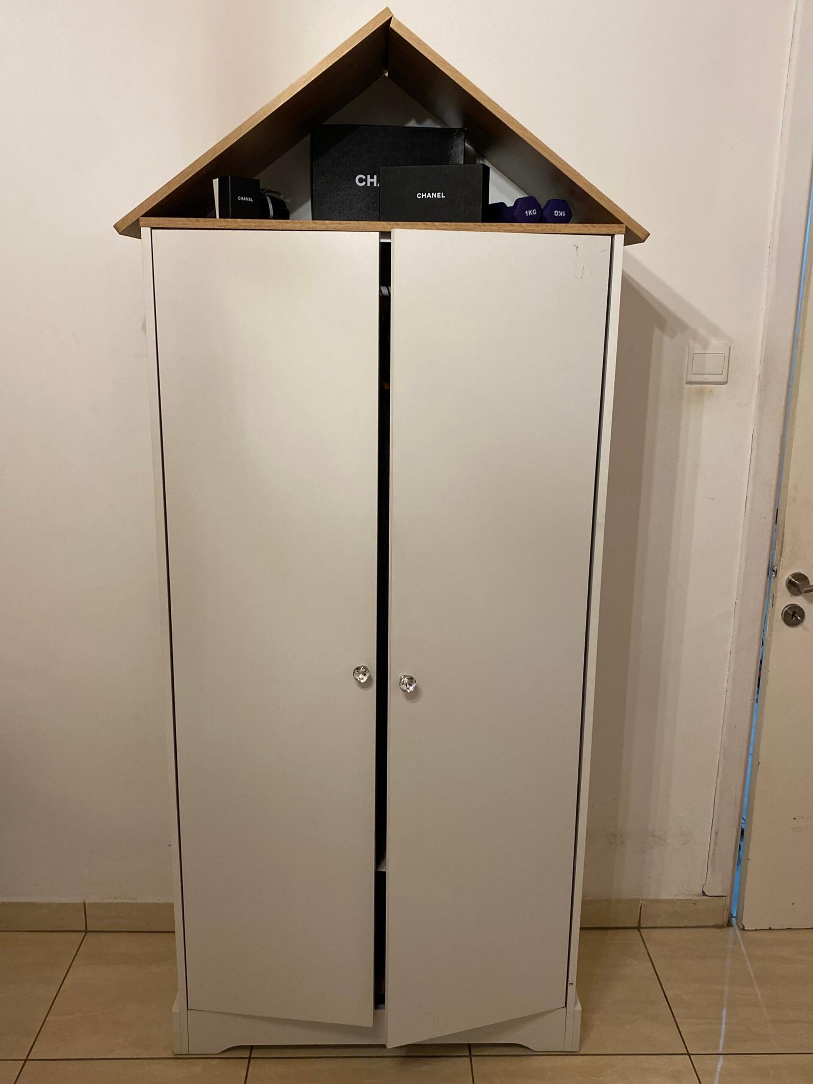 Wardrobe with crystal handles