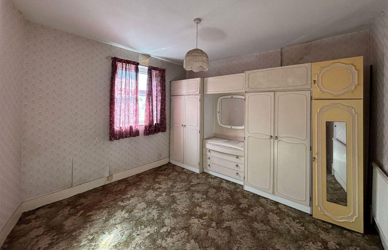 Three bedrooms End of Terrace House.