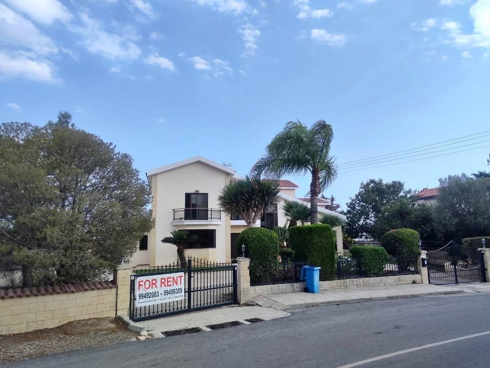 5 beds 4 baths House
