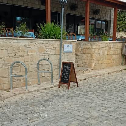 Παραδοσιακή Ταβέρνα στην Πλατεία Ανώγυρα – Traditional Taverna in Anogyra Square