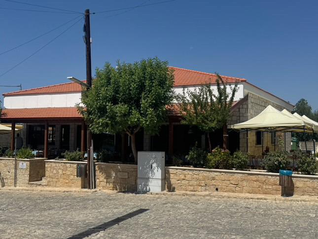 Παραδοσιακή Ταβέρνα στην Πλατεία Ανώγυρα – Traditional Taverna in Anogyra Square